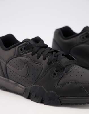 Nike Cross Trainer Low in Triple Black 