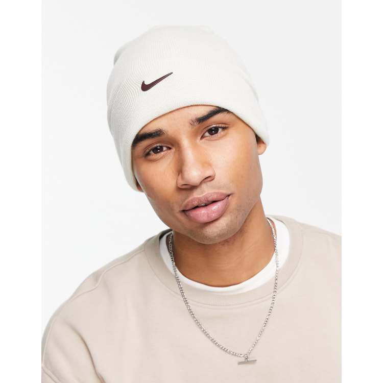 reembolso Superior Paternal Nike cuffed beanie with metal swoosh in cream | ASOS