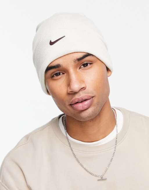 Trots constante Slim Nike cuffed beanie with metal swoosh in cream | ASOS