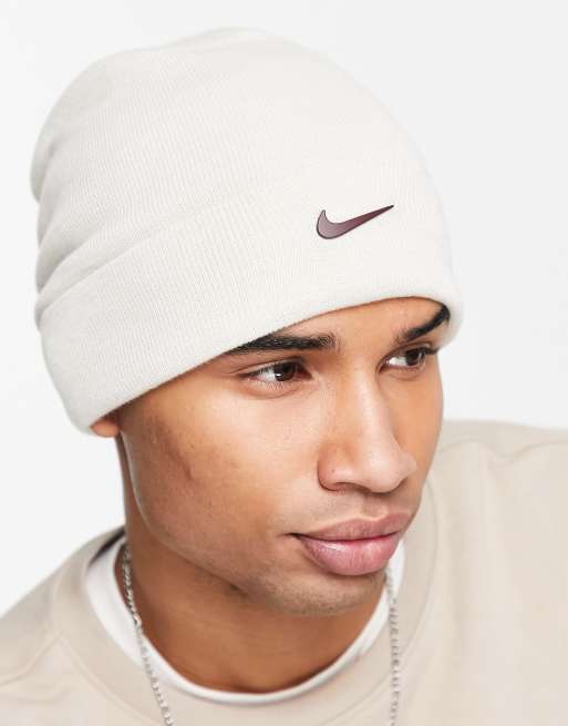 reembolso Superior Paternal Nike cuffed beanie with metal swoosh in cream | ASOS