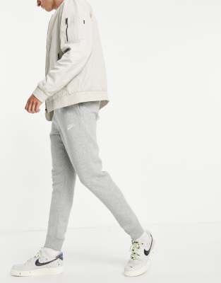 grey nike joggers and hoodie