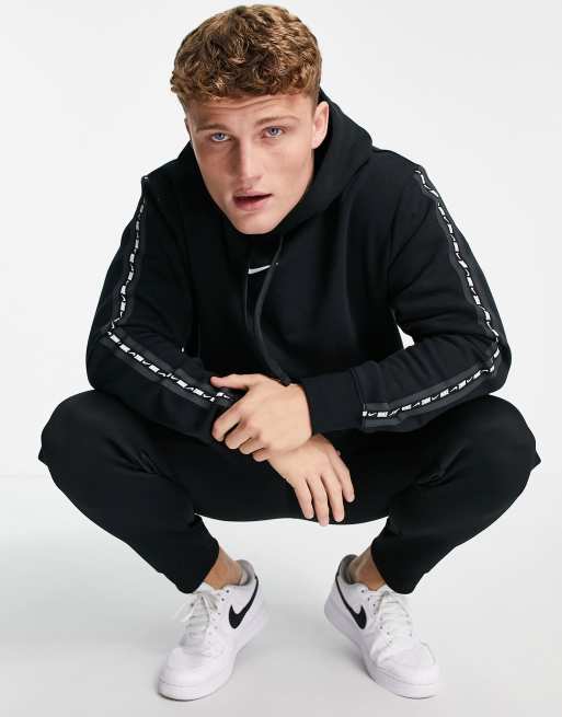 Nike – Czarna polarowa bluza z kapturem z taśmą z powtórzonym logo 