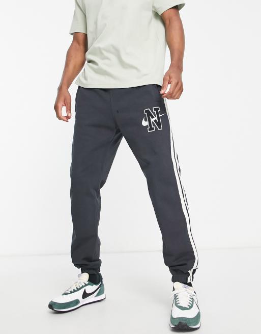 Nike – Czarne polarowe joggersy o luźnym kroju z efektem sprania i logo w stylu retro