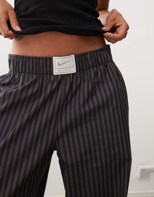 Nike – Czarno-szare popelinowe spodnie z szerokimi nogawkami w paski, 4 z 5