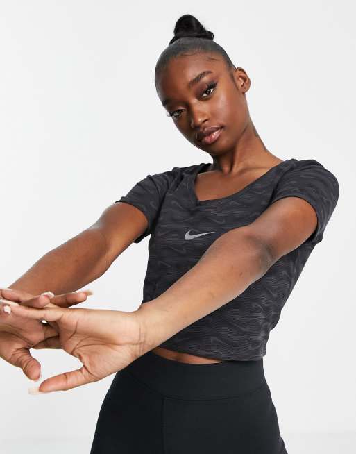 Nike – Czarny krótki T-shirt ze wzorem logo na całej powierzchni i dekoltem w kształcie litery U