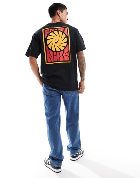 Nike – Czarny T-shirt z festiwalowym nadrukiem na plecach - view 1
