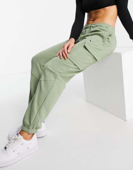 Nike green cargo pants online