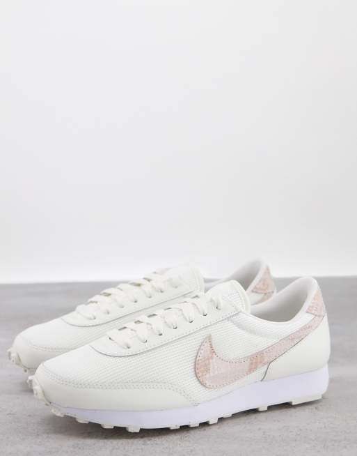 Nike – Daybreak – Buty sportowe w kolorze złamanej bieli z wzorem węża