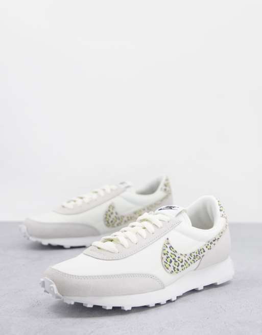 Nike – Daybreak – Sneaker in gebrochenem Weiß mit Details in Leopardenfell-Optik