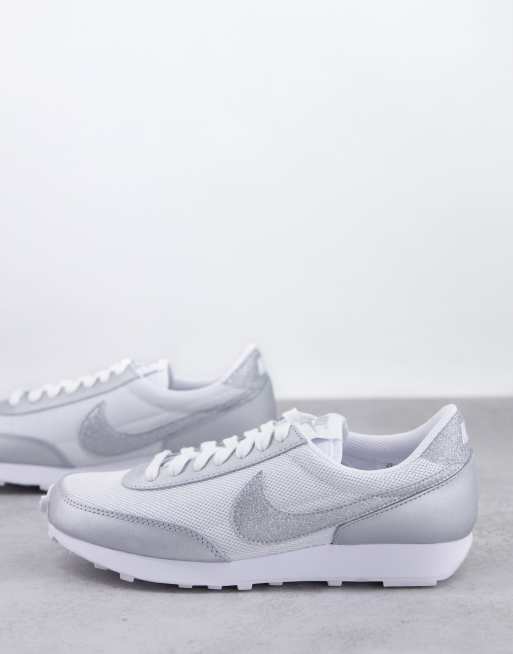 Nike - Daybreak - Sneakers in wit en zilver