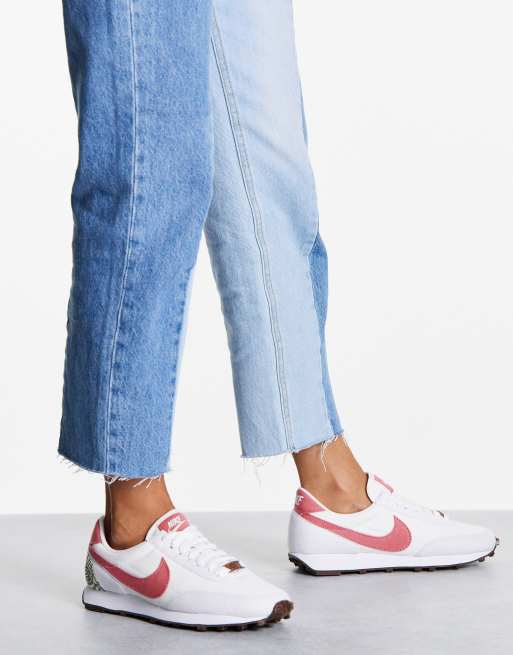 knal optocht Gouverneur Nike - Daybreak - Sneakers met geborduurde bloemen in wit met bordeauxrood  - WHITE | ASOS