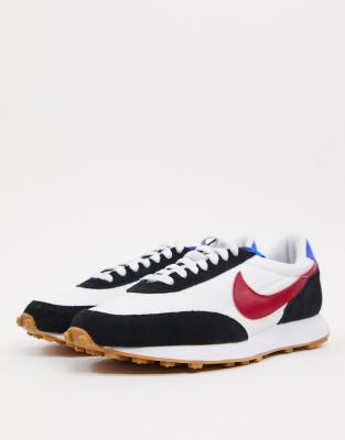 nike nere suola marrone