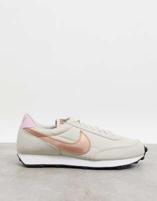 nike daybreak trainers in white and pink