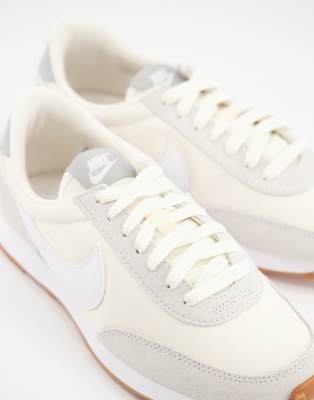 Nike Daybreak W sneakers in summit white/gum | ASOS