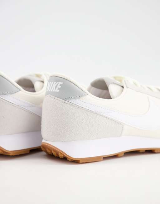Nike Daybreak W sneakers in summit white/gum | ASOS