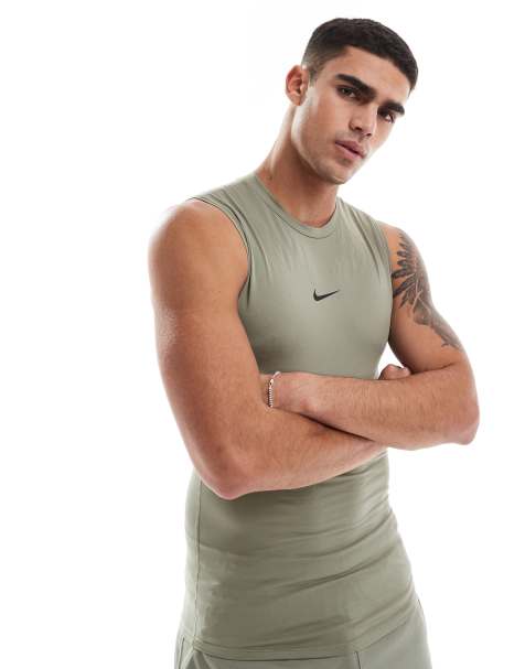 Nike - Débardeur de sport moulant en tissu Dri-FIT - Kaki - view 1