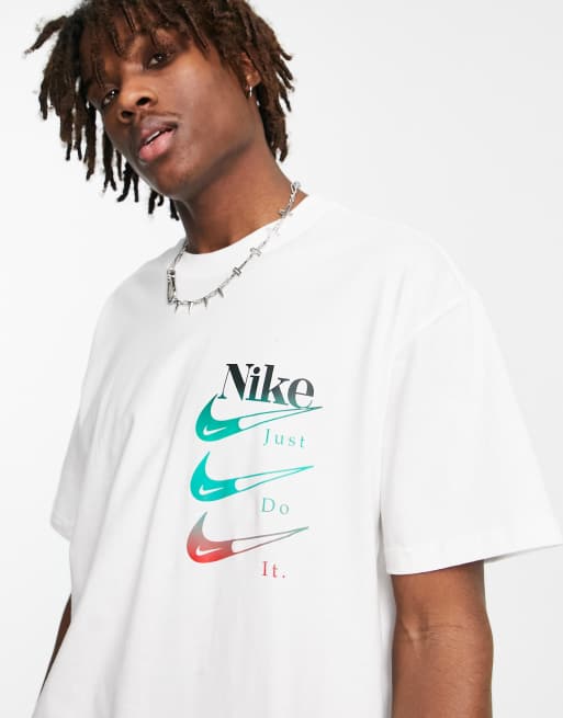 Nike – DNA – Vit t-shirt med flera loggor baktill