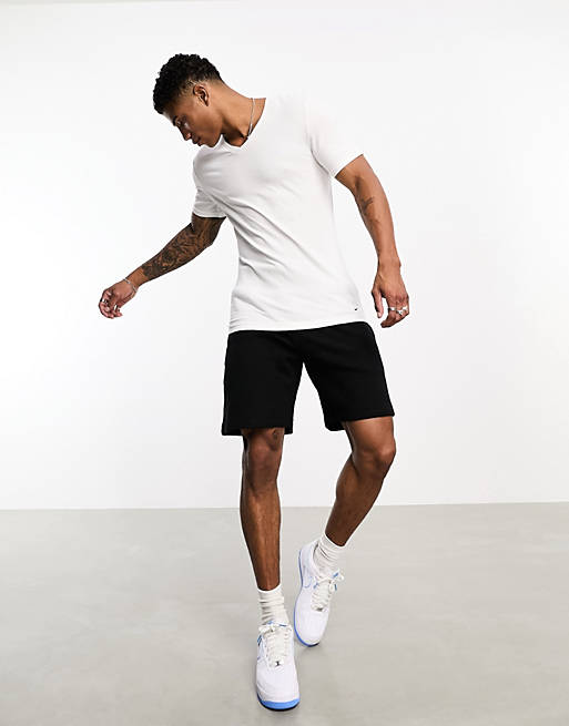 Dood in de wereld Maryanne Jones kleinhandel Nike Dri-FIT Essential Cotton Stretch 2 pack T-shirt in white | ASOS