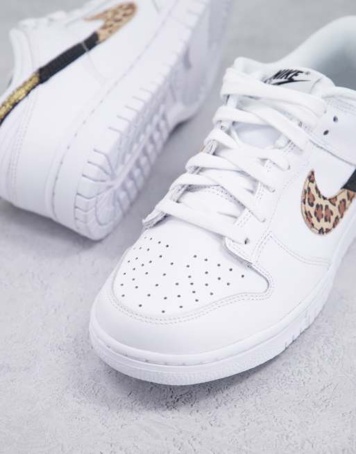 Nike Dunk Baskets basses avec logo virgule leopard Blanc