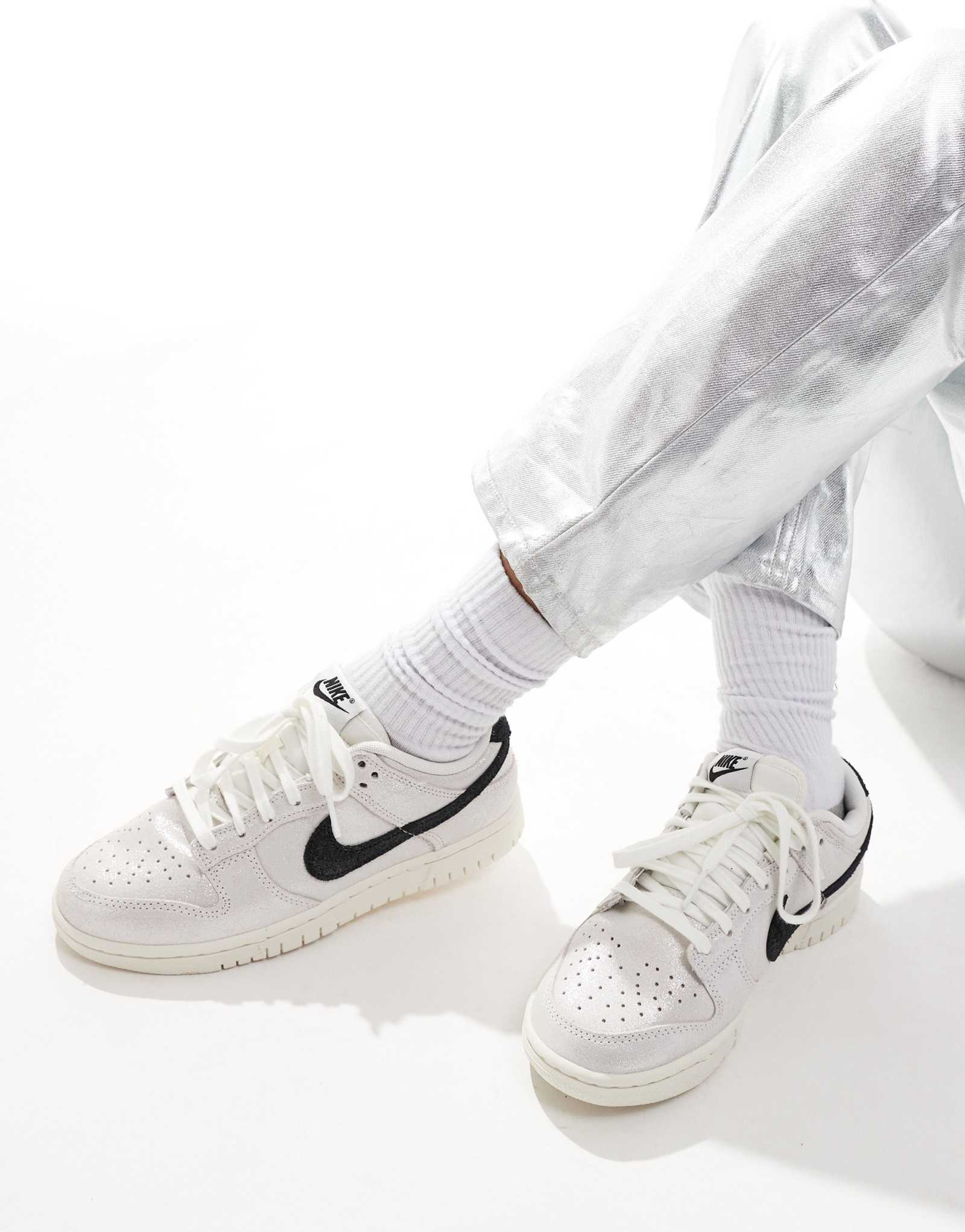 Кроссовки Nike Dunk Low с блестками белого и черного цветов