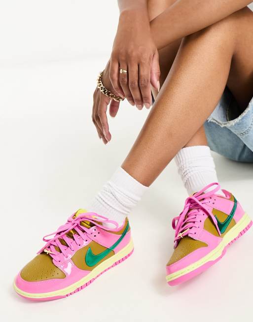 Nike dunk low trainers in pink sale