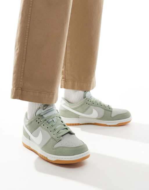 Nike Dunk Low ベージュ/ホワイト/グリーン Nike Dunk Low Retro sneakers in green and white | ASOS