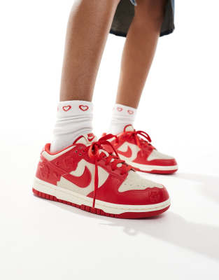 Nike - Dunk Low SE - Sneaker in Rot und Wollweiß