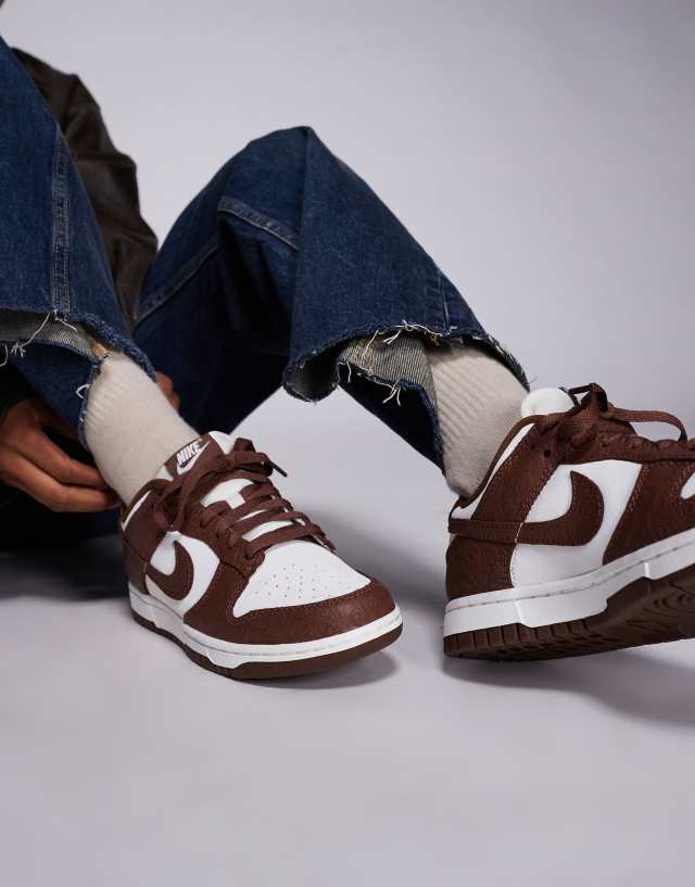 Nike Dunk Low SE sneakers in brown and white | ASOS