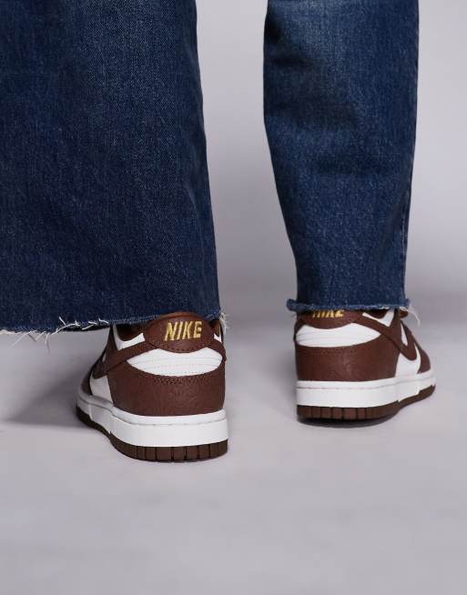 Nike Dunk Low SE sneakers in brown and white | ASOS