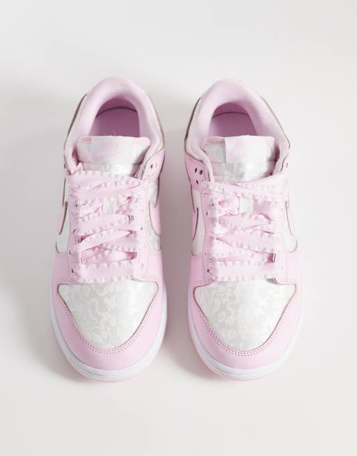 Nike Dunk Low SE sneakers in white and baby pink, 3 of 5