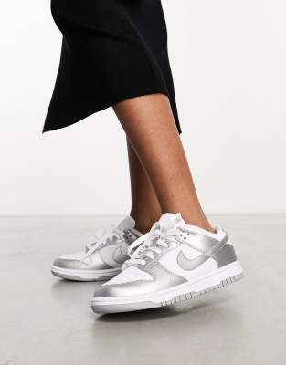 Nike - Dunk Low - Sneaker in Weiß mit silbernem Schuhschmuck