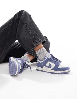 Nike - Dunk Low - Sneaker in Weiß und Hellblau