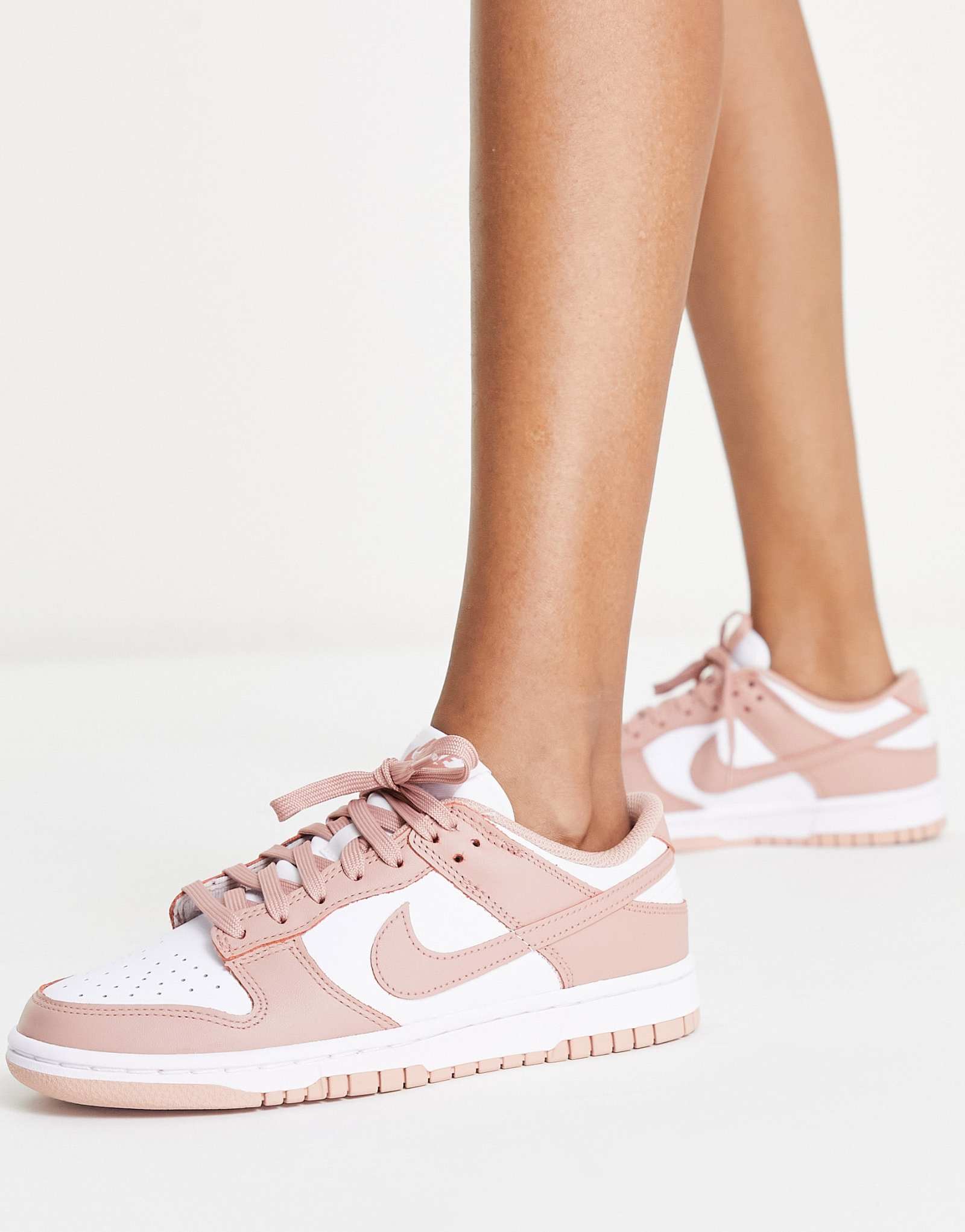 Кроссовки Nike Dunk Low светло-розового и белого цветов 