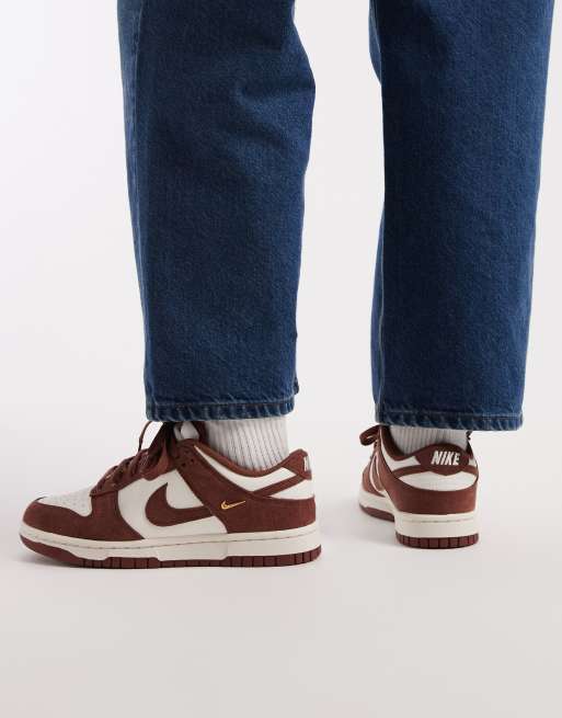 Nike Dunk Low trainers in white and dark brown, 3 of 5