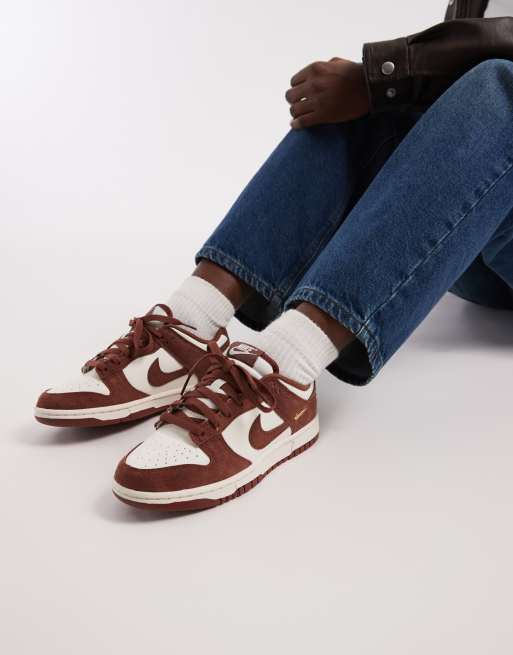 Nike Dunk Low trainers in white and dark brown, 5 of 5