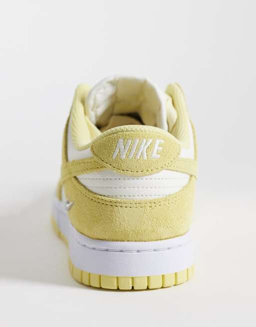 Nike Dunk Low trainers in white and yellow, 2 of 5