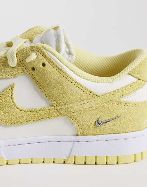 Nike Dunk Low trainers in white and yellow, 4 of 5