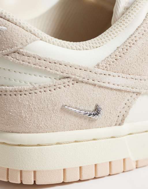 Nike Dunk Sneaker in Weiß und Hellbraun, 3 von 5