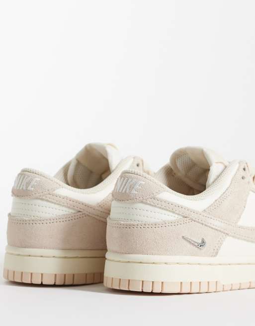 Nike Dunk Sneaker in Weiß und Hellbraun, 4 von 5