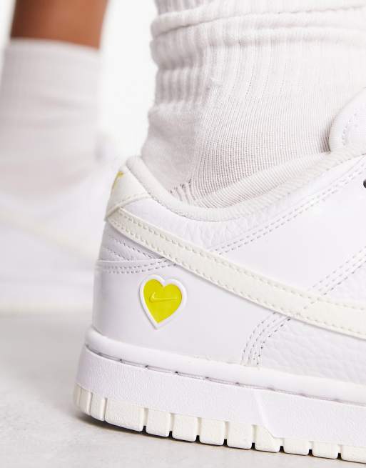 Nike Dunk Sneakers in gebroken wit met geel hartje ASOS