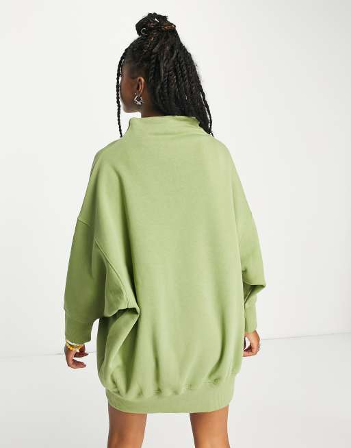 Nike - Ekstra oversized sweatshirt med høj hals og Swoosh-minilogo i alligatorgrøn, 2 af 4