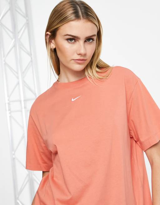 Nike – Essential – Blekröd t-shirt i boyfriend-modell med liten swoosh-logga