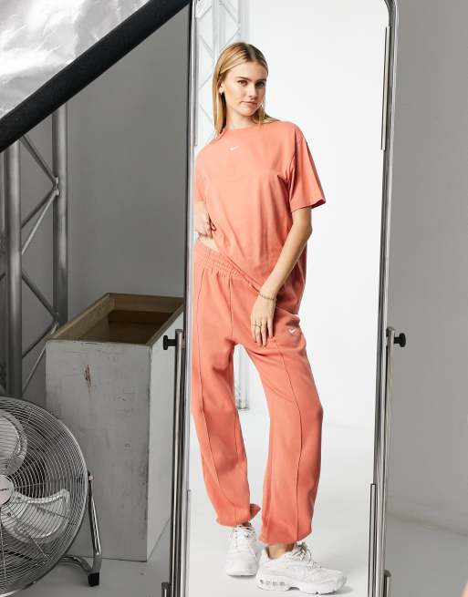 Nike – Essential – Blekröd t-shirt i boyfriend-modell med liten swoosh-logga, 4 av 4