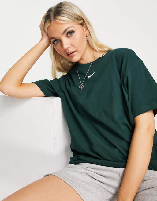 Nike - Essential - Boyfriend T-shirt met mini-swoosh in pro groen 