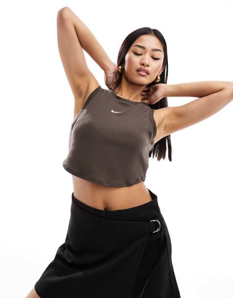 Nike Essential – Ciemnobrązowy prążkowany top o krótkim fasonie bez rękawów - view 1
