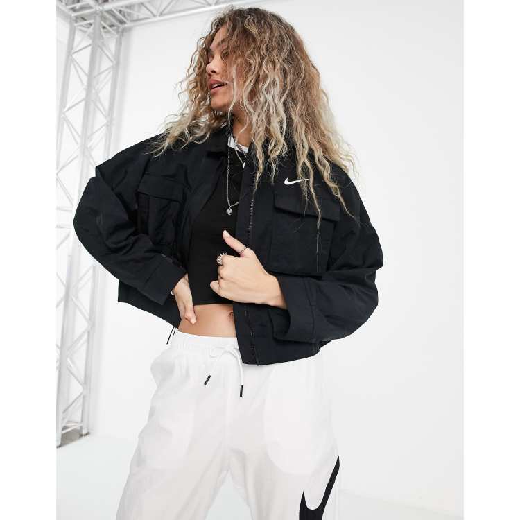 bandera nacional respirar Adentro Nike Essential crop oversized woven field jacket in black | ASOS