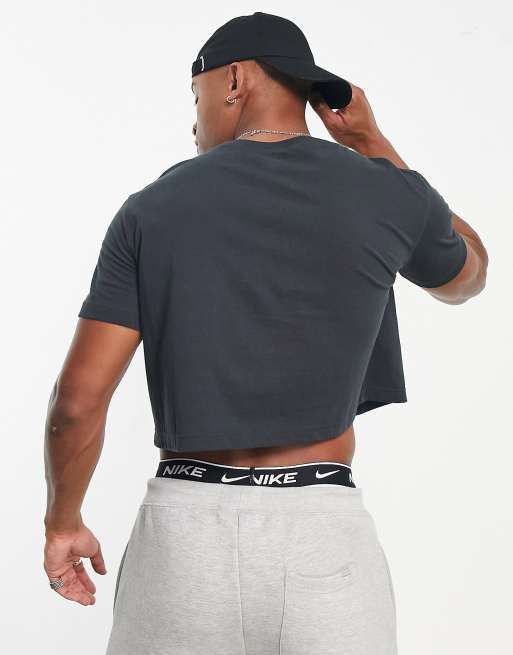 Nike Essential cropped T-shirt in black, 3 of 4