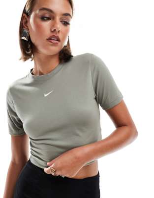 Укороченная футболка Nike Essential цвета хаки 5090₽
