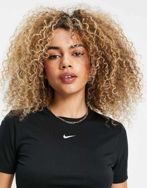 Nike Essential – Czarny dopasowany T-shirt o krótkim fasonie