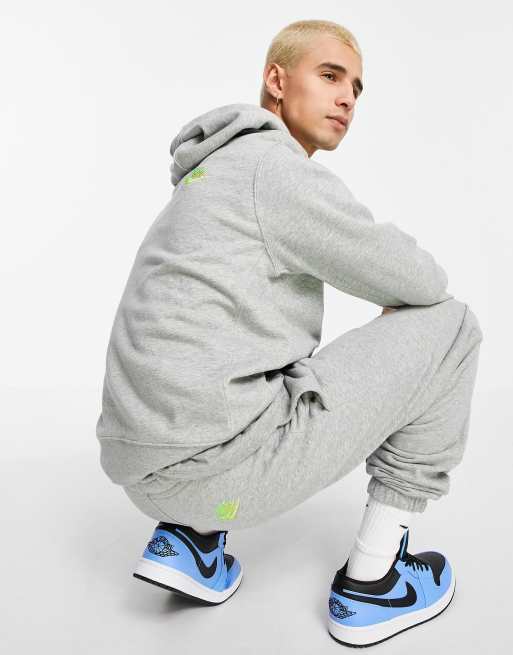 Nike essential best sale futura joggers grey